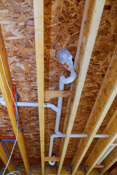 Tubería PVS blanca bajo techo blanco en el nuevo edificio. tubería de la industria de la construcción para el sistema de drenaje —  Fotos de Stock