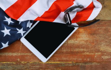 Ahşap tahtalarda Amerikan ulusal bayrağı ve e-tablet