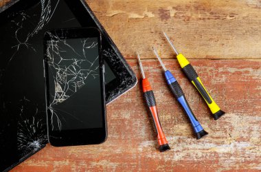 Çalışma tablet ve akıllı telefon üst görünümünü onarır.