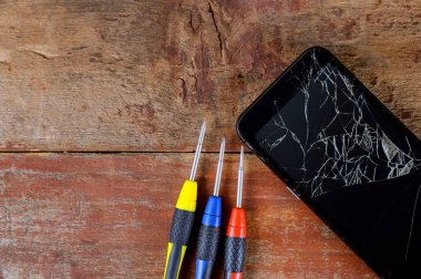 Kırık ekranda kırık telefonlar