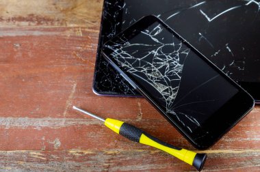 Kırık dokunmatik ekranda kırık akıllı telefon ve tablet