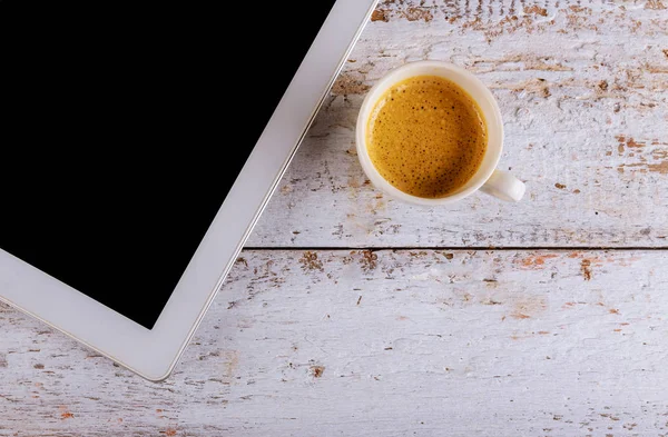 A kávézóban iszik kávéscsésze és a digitális tabletta a régi szüreti asztal — Stock Fotó