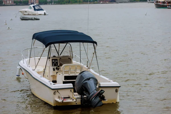 Barco a motor flutua no rio — Fotografia de Stock