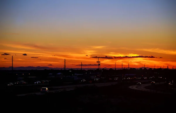 都市の眺めの夕方に道路を持つ高速道路輸送 — ストック写真