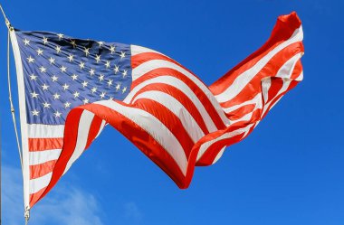 Bir gökyüzüne karşı uçan Jumbo güzel Amerikan bayrağı
