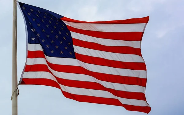 Прапор Сполучених Штатів дме на вітрі проти неба — стокове фото