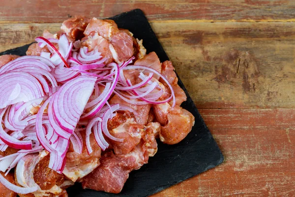 Tuore suolakurkku lihaa shish kebabille herkullinen mehukas liha mausteilla — kuvapankkivalokuva