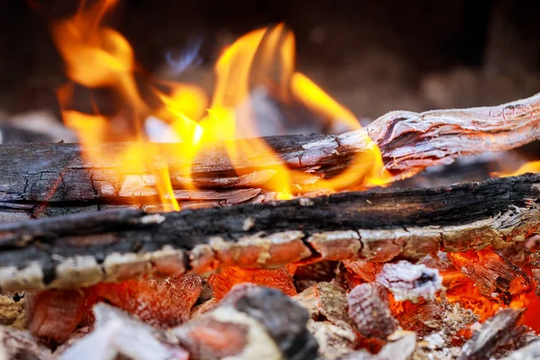 Holzkohle auf Grill verbrennen — Stockfoto