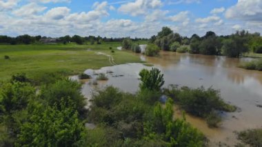 Küçük bir nehrin yüksek suları ile sular altında kalan bahar tarlası