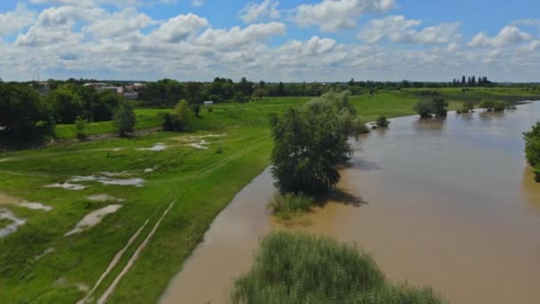 Camino inundado a la lluvia fuertes inundaciones tomadas durante un vuelo con aviones no tripulados . — Vídeos de Stock
