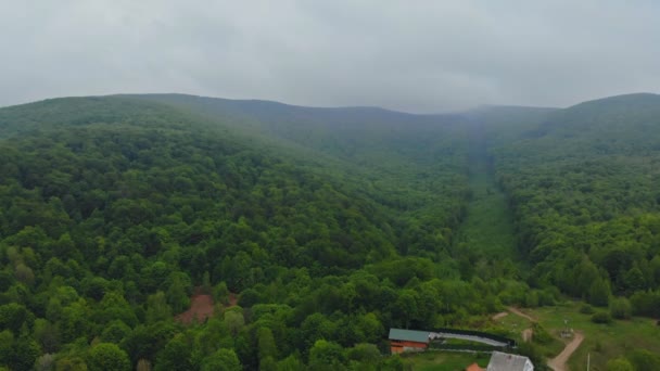 Letecký pohled. Létání v krásné hoře a krásný les. Panorama krajiny. — Stock video