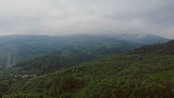 Paysage dans la montagne matin un brouillard sur la montagne — Video