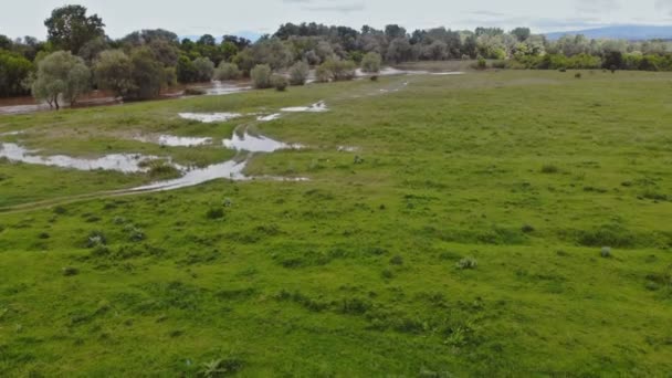 Veduta aerea delle alluvioni agricole rurali con casa colonica, su campi allagati secchi — Video Stock