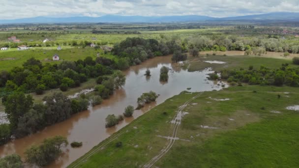 Río con naturaleza flotante y medio ambiente río desbordado — Vídeos de Stock