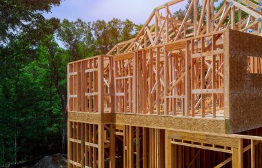 Bina inşaat, yeni özellik geliştirme sitesinde ahşap çerçeve yapısı