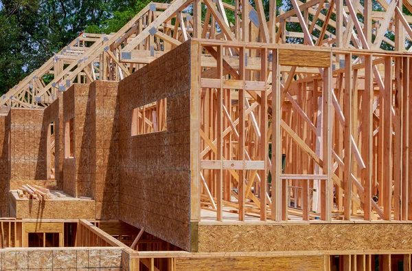 Neubau eines Hauses gerahmt Neubau eines Hauses, das den Boden aufbaut — Stockfoto