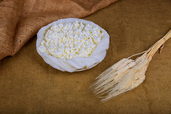 Shavuot kóser élelmiszer friss tejtermékek tej, túrós búza — Stock Fotó