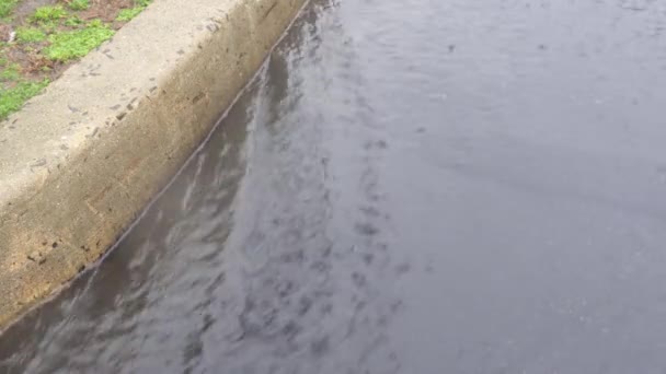 Дорога после сильных дождей на тротуаре — стоковое видео
