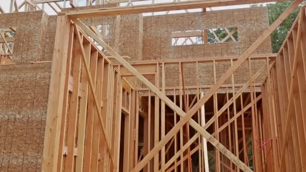 Feixe de enquadramento da nova casa em construção home framing — Vídeo de Stock