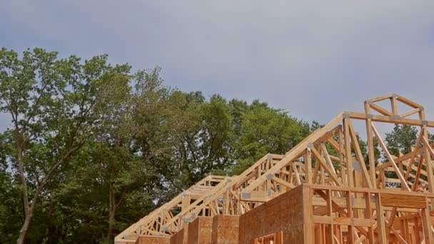 Estrutura de enquadramento quadro de madeira de casas de madeira casa close-up novo pau construído casa em construção sob — Vídeo de Stock