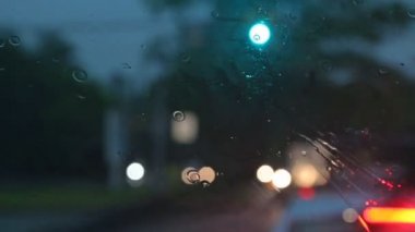 Gece bokeh yağmurlu fırtına ile araba penceresinde waterdrops yağmur damlaları.