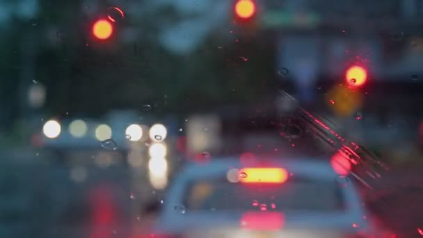 Starkregen in der Nacht mit verschwommenen Autos selektiver Fokus. — Stockvideo