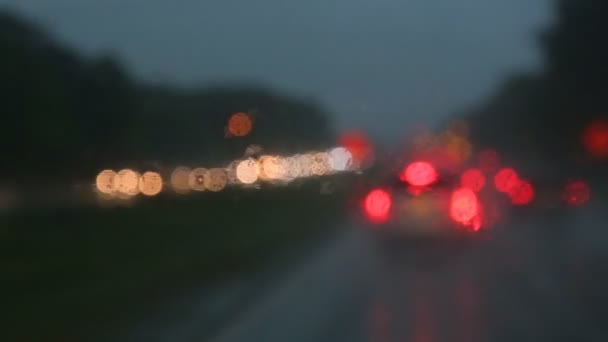 Déšť ve městě selektivní zaměření na dešťové kapky — Stock video