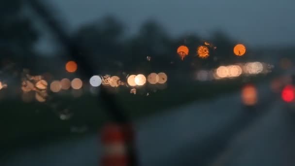 Chute de pluie dure la nuit avec des voitures floues foyer sélectif . — Video