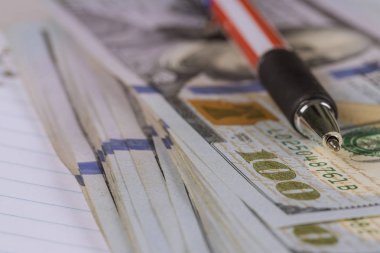 Yüz amerikan doları banknotlar ve kalem yalan