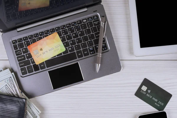 Usando cartão de crédito e laptop, compras on-line — Fotografia de Stock