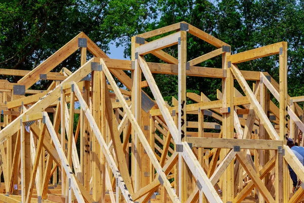 Construction de maisons neuves construction de poutres en bois extérieur — Photo