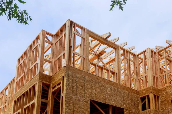 Edificio de nueva casa Construcción exterior viga de madera construcción — Foto de Stock
