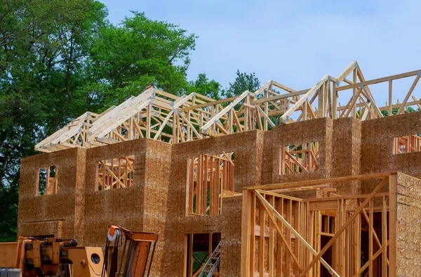 Building construction, wood framing structure at new property development site — Stock Photo, Image