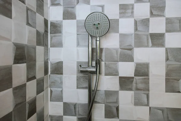 Новый душ в ванной комнате, стена крупным планом — стоковое фото