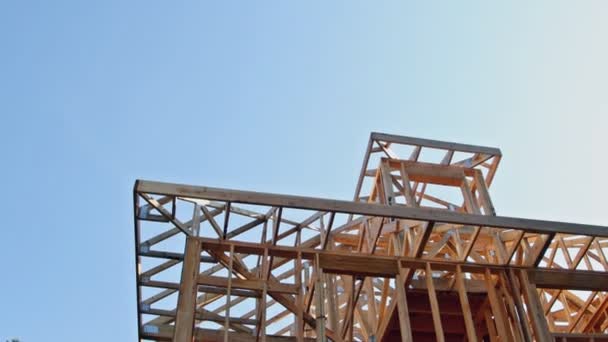 Stavba rámu dřevěné rámy dřevěných domů zblízka nová tyčka postavená doma ve výstavbě pod — Stock video