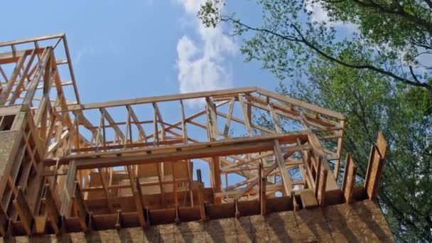 Início Estrutura de madeira inacabada edifício ou uma casa — Vídeo de Stock