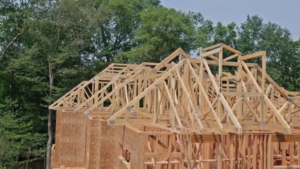 Struktura ramy drewniane drewniane domy domu zbliżenie nowy kij zbudowany w domu w budowie pod — Wideo stockowe