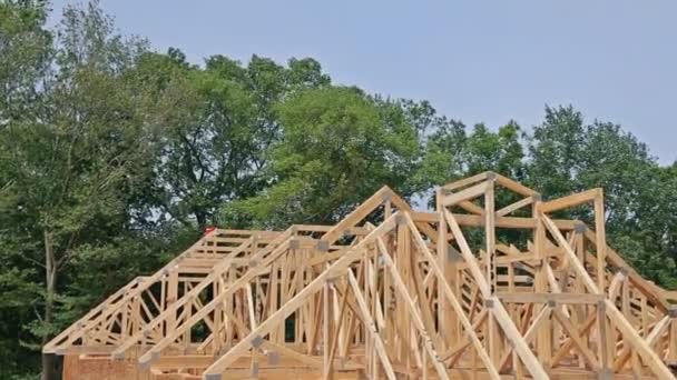 Casa de marco de madera, palo construido casa en construcción con armazón de madera, poste y marco de viga . — Vídeo de stock