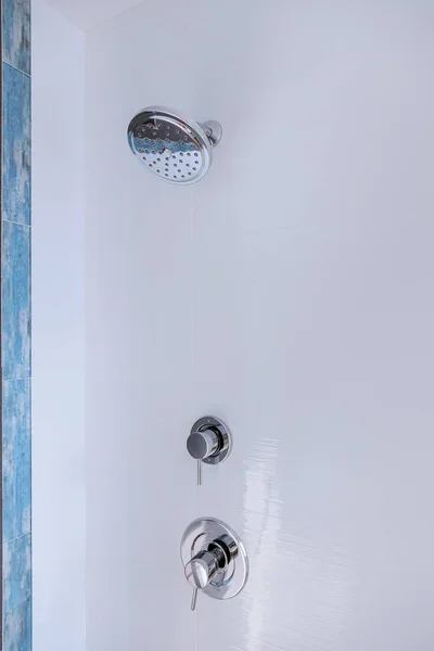 Nowoczesna łazienka z prysznicami — Zdjęcie stockowe