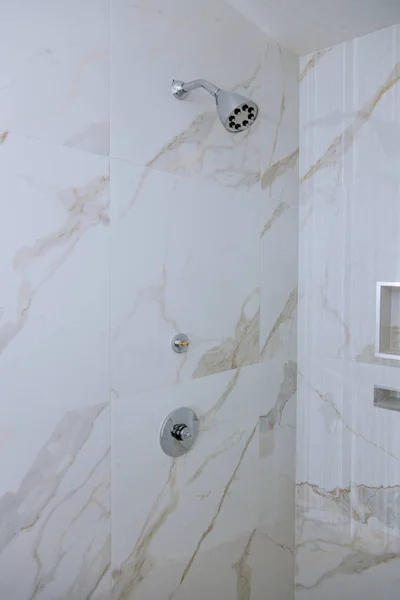벽이 쌓여 있고 샤워기가 부착 된 모퉁이 샤워 실의 세부 묘사 — 스톡 사진