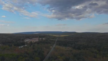 Pocono dağları yaz yeşil çimenler ve mavi gökyüzü manzarası