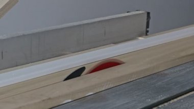 Eve marangoz kesme ahşap döşeme tahtası üzerinde daire testere ile remodeling inşaat işçisi.