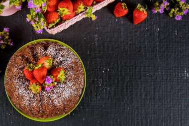 Sepette taze çilek ile Muz bundt kek.