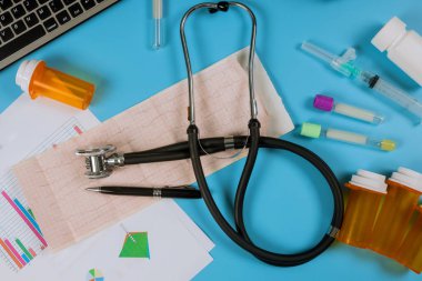 Tıbbi stetoskop sağlık istatistikleri ile kardiyogram