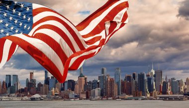 Alacakaranlıkta New York şehir merkezi panoraması. Empire State Binası Amerikan bayrağının renklerini sergiliyor