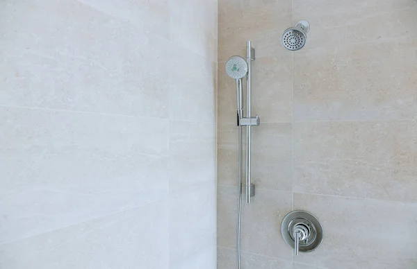 Moderní hlavice sprchy v koupelně s novou domácí výstavbou — Stock fotografie