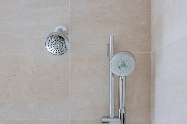 Soffione doccia in bagno privato — Foto Stock