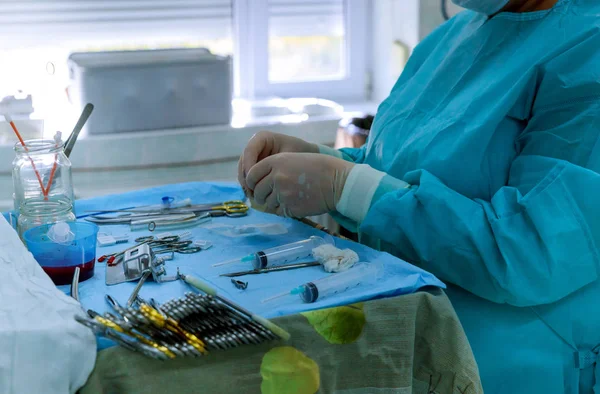 Voorbereiding medische instrumenten voor operatie verpleegkundige — Stockfoto
