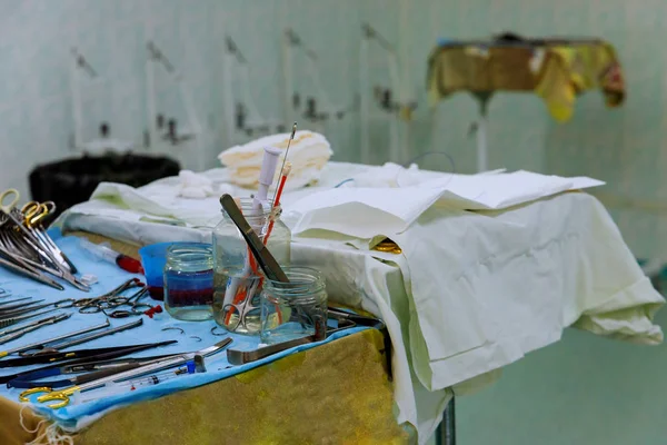 O cirurgião nos instrumentos de cirurgia na sala de cirurgia . — Fotografia de Stock