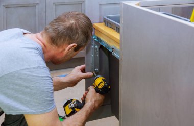 Küçük nesneler için çekmece içinde ön ile yüklü çekmeceler çöp kutusu